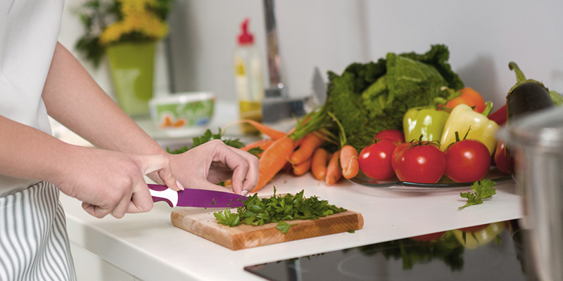 Manipolare gli alimenti: 8 regole pratiche da osservare in cucina