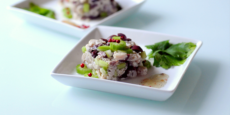 Tartare di sgombro, sedano e olive Kalamata [Ricetta]