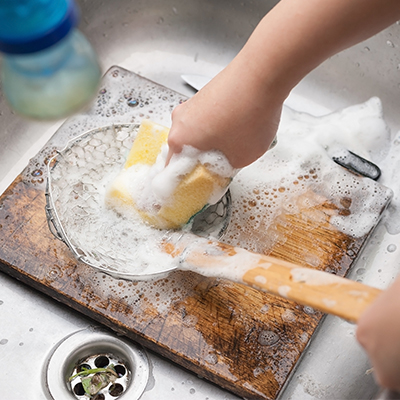 Lavaggio tagliere utensili cucina