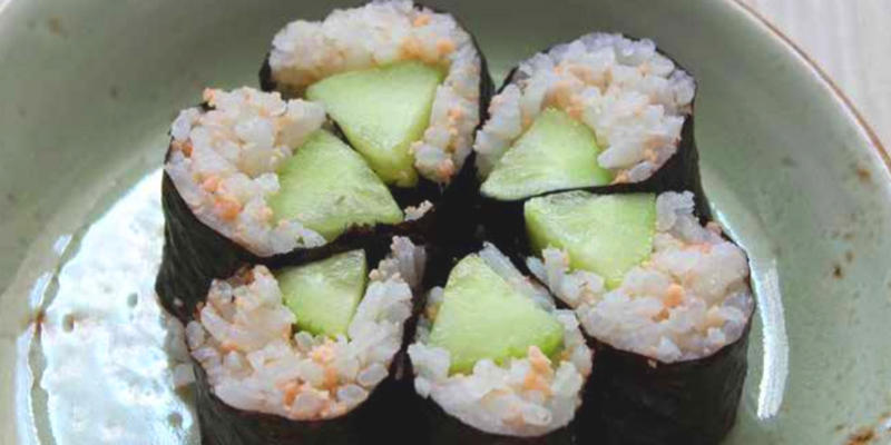 Hanamaki. Fiore di sushi con salmone e cetriolo [Ricetta]